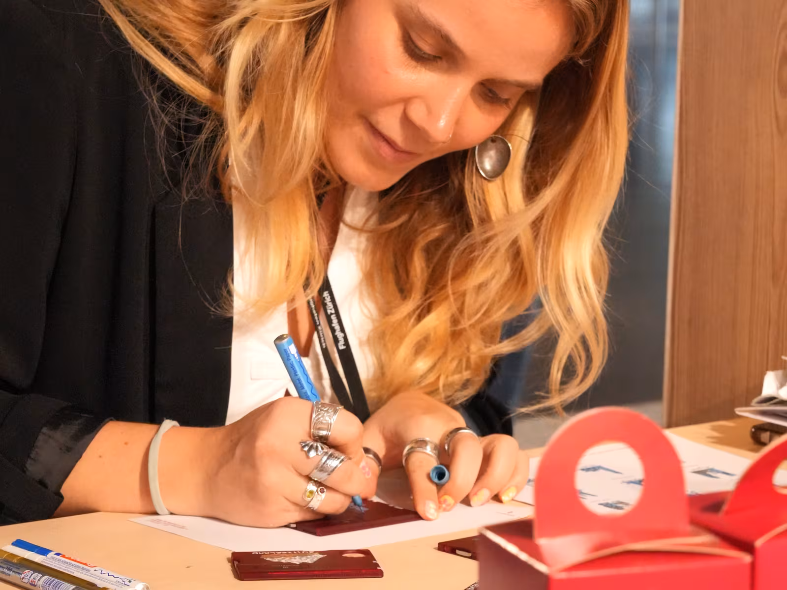 Handbemalte Swiss Cards für Victorinox am Flughafen Zürich – 1