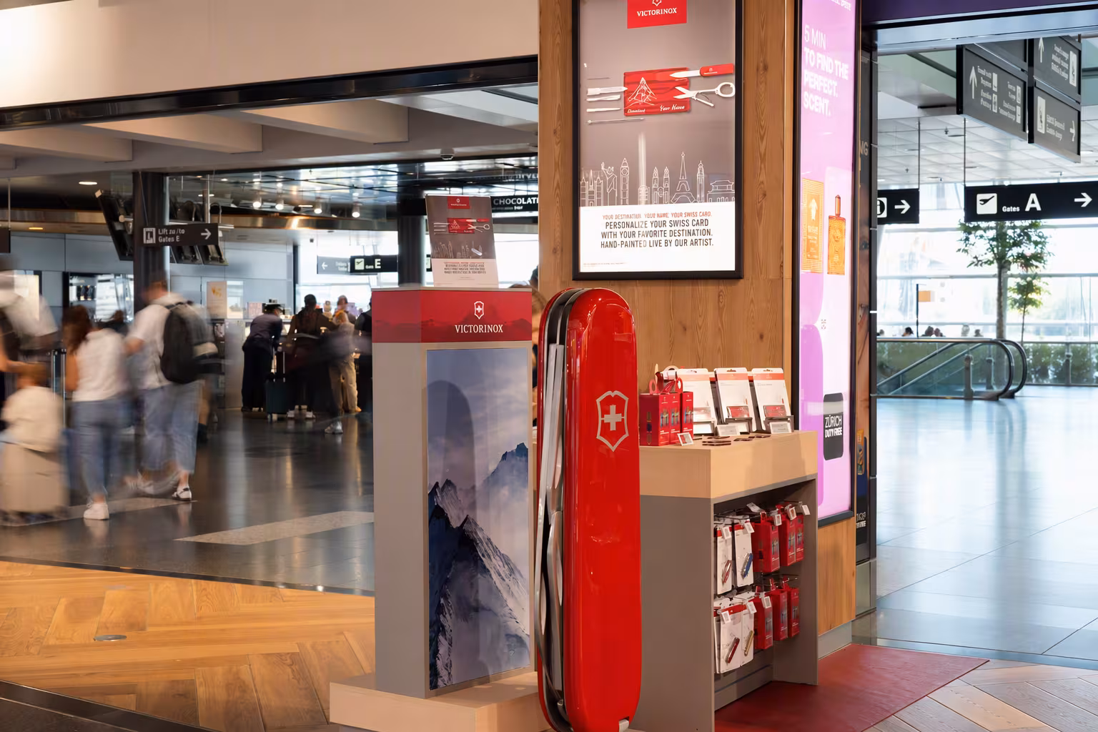 Handbemalte Swiss Cards für Victorinox am Flughafen Zürich